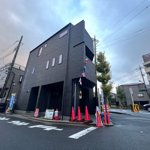 <span class="title">2023-11-22　　足立区西綾瀬4丁目現場-新築1棟外構工事をアップしました。</span>