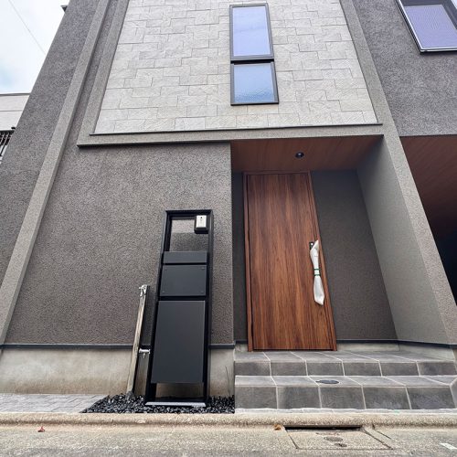 <span class="title">2025-6-11　　大田区田園調布1丁目現場-2棟建売新築外構工事をアップしました。</span>