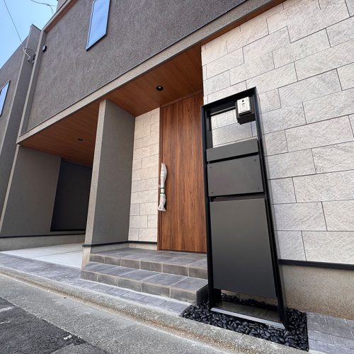 <span class="title">2025-6-18　　大田区田園調布1丁目現場-2棟建売新築外構工事その2をアップしました。</span>