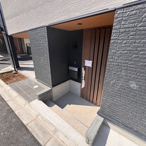 <span class="title">2025-7-2　　中野区松ヶ丘現場-新築2棟現場外構工事をアップしました。</span>
