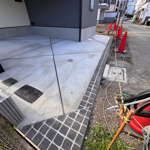 <span class="title">2025-7-24　　調布市国領町2丁目現場-新築建売外構工事をアップしました。</span>