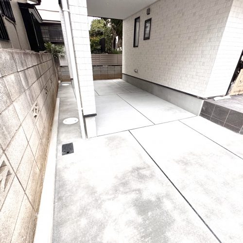 <span class="title">2025-10-22　　新座市栗原6丁目現場-新築1棟現場外構工事をアップしました。</span>