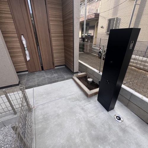 <span class="title">2025-11-19　　北区赤羽西2丁目現場-新築建売外構工事その3をアップしました。</span>