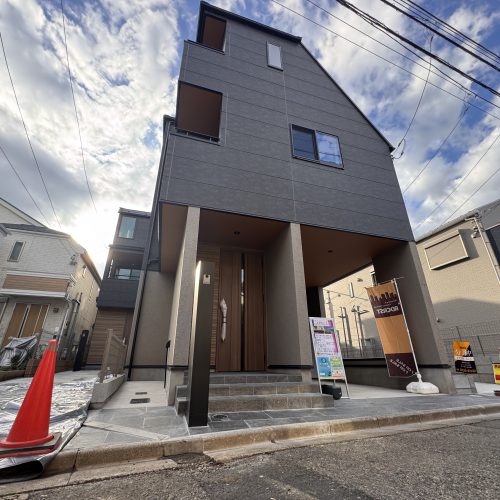 <span class="title">2025-11-12　　北区赤羽西2丁目現場-新築建売外構工事その2をアップしました。</span>