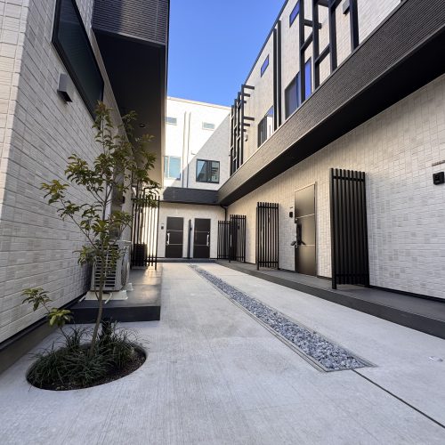 <span class="title">2025-12-10　　大田区南久が原1丁目現場-新築デザイナーズアパート外構工事その2をアップしました。</span>