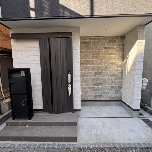 <span class="title">2026-2-4　　品川区荏原5丁目現場-1棟新築外構工事をアップしました。</span>